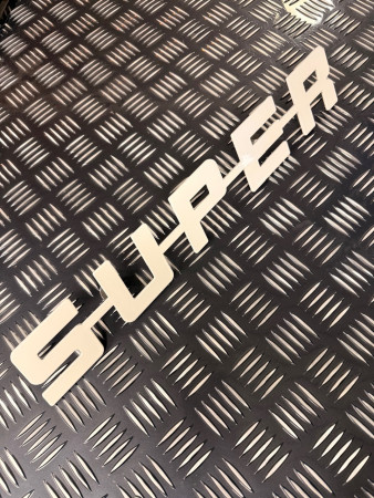 /products/super-logo-aus-edelstahl-weis-gepulvert/